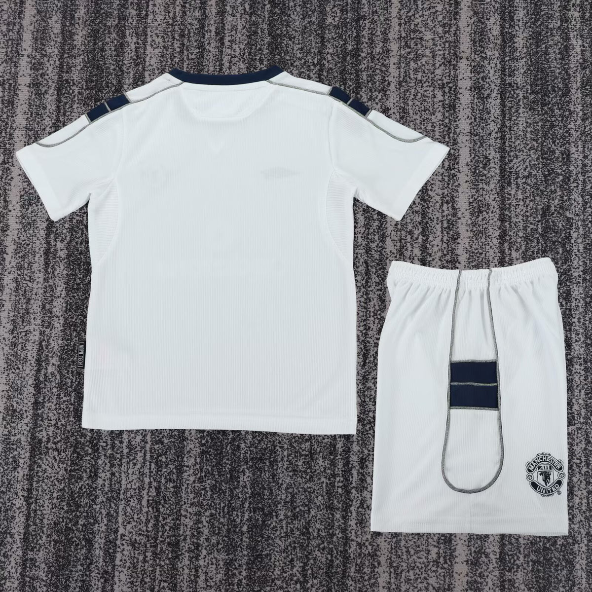 00/01 Manchester United Kids Kit